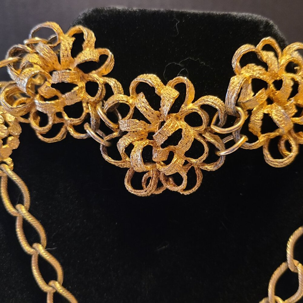 Vintage gold-tone bold medallion statement necklace - Picture 8 of 11